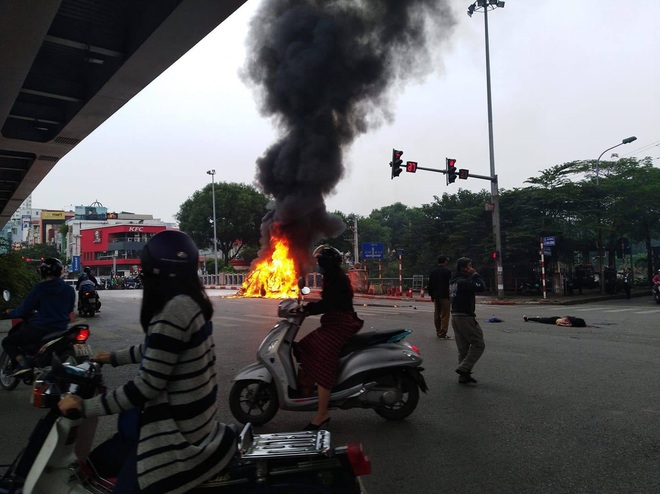 Clip: Cận cảnh xe Mercedes bốc cháy dữ dội trên phố Hà Nội sau cú đâm kinh hoàng, 1 người tử vong - Ảnh 4.