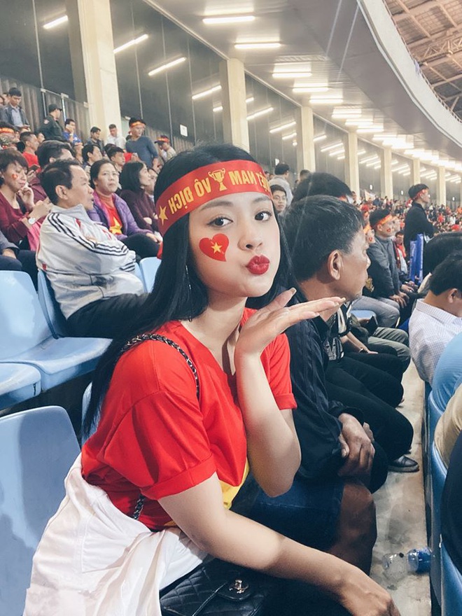 Gây sốt trên khán đài trận Việt Nam - Thái Lan, cô gái tiết lộ vé do một cầu thủ gửi tặng - Ảnh 2.
