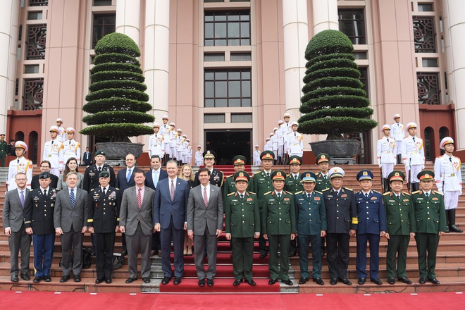 Bộ trưởng Quốc phòng Mỹ bắt đầu chuyến thăm Việt Nam, sẽ thảo luận về Biển Đông - Ảnh 4.