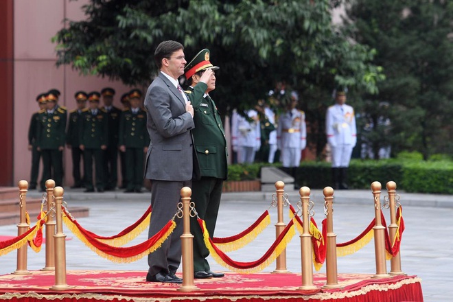 Bộ trưởng Quốc phòng Mỹ bắt đầu chuyến thăm Việt Nam, sẽ thảo luận về Biển Đông - Ảnh 2.