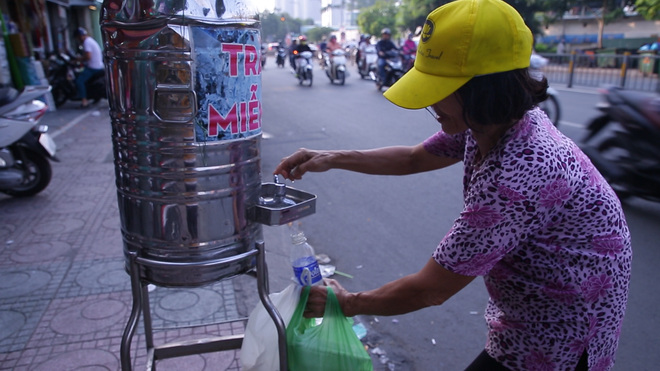 Những món quà miễn phí ấm tình người Sài Gòn - Ảnh 3.