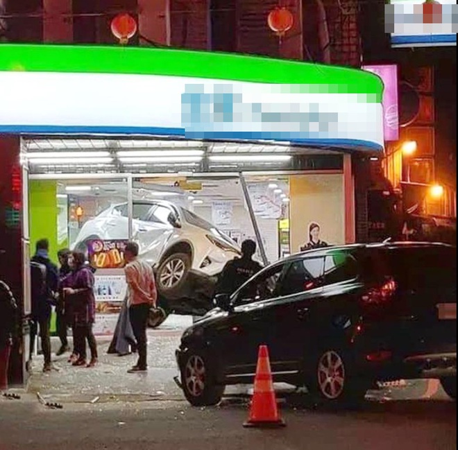 CLIP: Nữ tài xế tông ô tô khác lộn nhào vào siêu thị, lời khai với cảnh sát khiến tất cả ngao ngán - Ảnh 2.