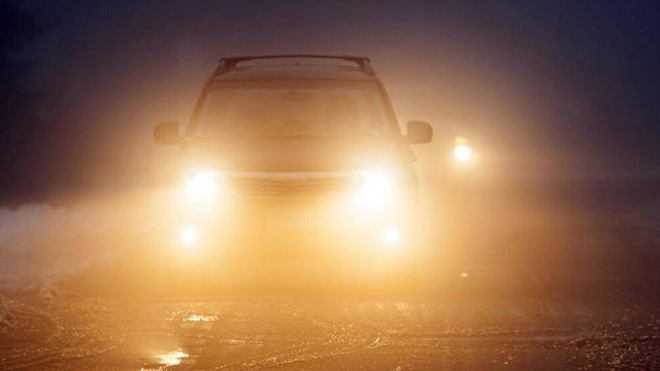 Đèn sương mù ô tô gắn sai cách có thể gây nguy hiểm cho tài xế - Ảnh 2.