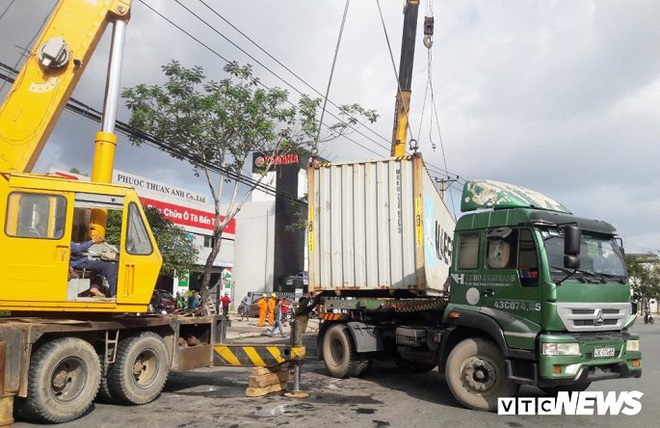 Lật xe container trước cổng trường học, đường tắc gần 4 tiếng đồng hồ - Ảnh 1.