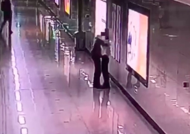 Không muốn con gái sợ hãi, bà mẹ ôm mặt khóc một mình ngoài ga tàu và hành xử cảm động của nữ nhân viên - Ảnh 1.