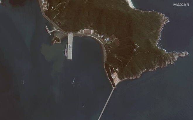 Vệ tinh Mỹ tiết lộ vị trí neo đậu tàu sân bay tự chế của Trung Quốc