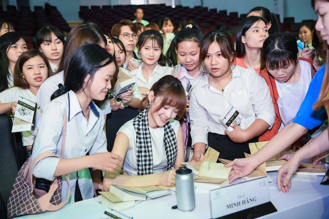 Hoa hậu Giáng My: Sách quý là kim chỉ nam soi sáng cho thanh niên Việt - Ảnh 5.