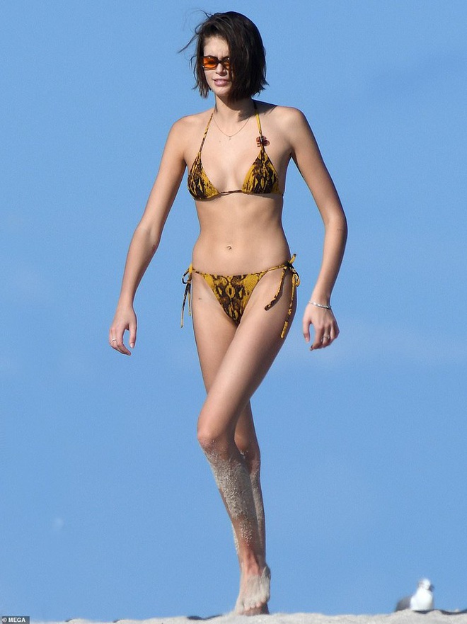 Con gái siêu mẫu của Cindy Crawford khoe dáng với bikini, tình tứ bạn trai mới  - Ảnh 9.