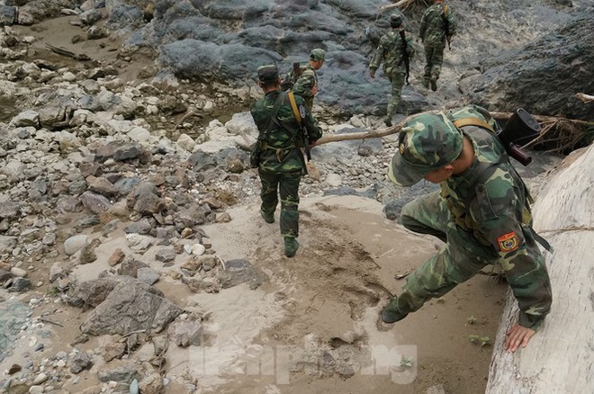 Cùng biên phòng Ka Lăng tuần tra nơi sông Đà chảy vào đất Việt - Ảnh 10.