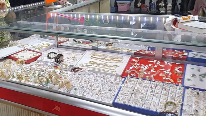 Bắt thanh niên cầm búa đập tủ kính cướp tiệm vàng Kim Hồng ở Long An - Ảnh 1.