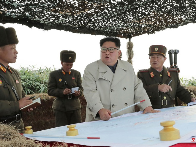 Các nữ quân nhân Triều Tiên khóc như mưa khi Chủ tịch Kim Jong Un tới thăm - Ảnh 2.