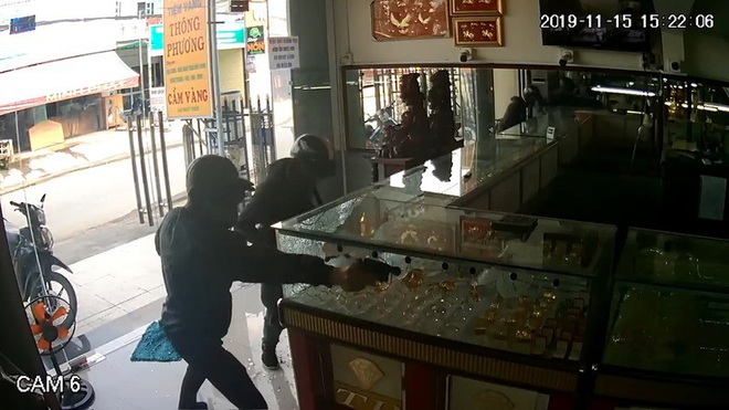 Bắt thêm người cấp súng cho 2 kẻ cướp tiệm vàng ở Hóc Môn - Ảnh 1.