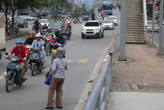 Nhiều cầu vượt tiền tỷ, người đi bộ vẫn bất chấp nguy hiểm băng qua đường - Ảnh 12.