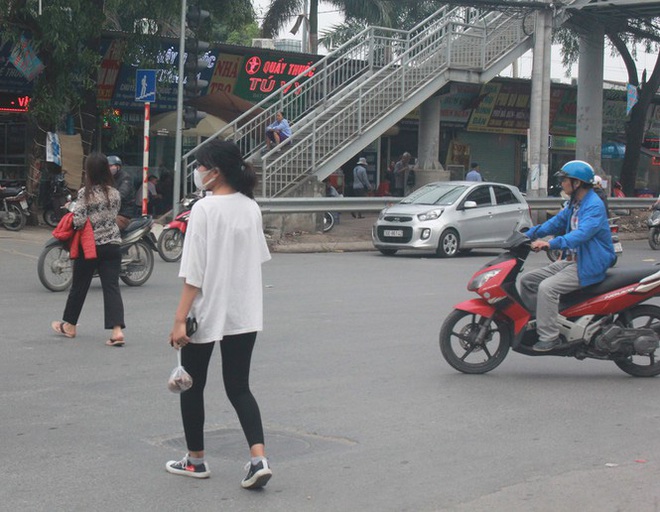 Nhiều cầu vượt tiền tỷ, người đi bộ vẫn bất chấp nguy hiểm băng qua đường - Ảnh 4.