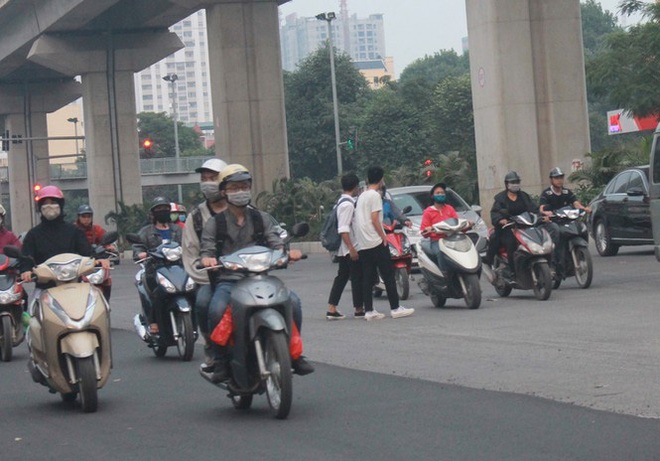 Nhiều cầu vượt tiền tỷ, người đi bộ vẫn bất chấp nguy hiểm băng qua đường - Ảnh 10.