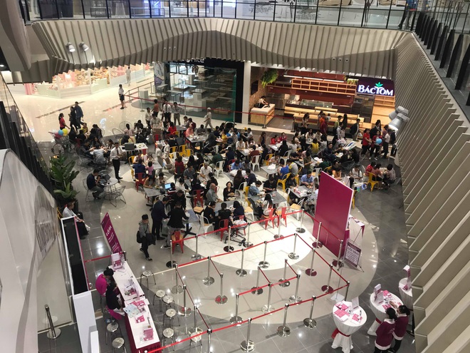 Người dân Hà Nội bỏ làm đổ xô về Aeon Mall Hà Đông trong ngày đầu khai trương - Ảnh 11.