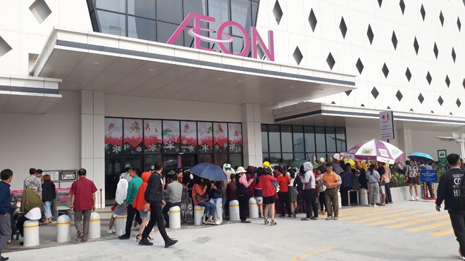 Người dân Hà Nội bỏ làm đổ xô về Aeon Mall Hà Đông trong ngày đầu khai trương - Ảnh 5.
