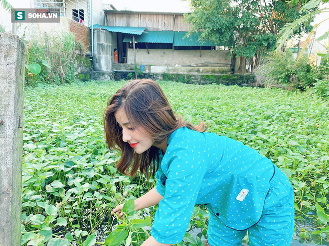 Bị soi vì trang điểm xinh đẹp đi hái rau, cô gái tiết lộ em còn bắt cá, hái bưởi - Ảnh 2.