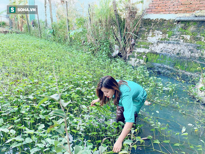 Bị soi vì trang điểm xinh đẹp đi hái rau, cô gái tiết lộ em còn bắt cá, hái bưởi - Ảnh 3.