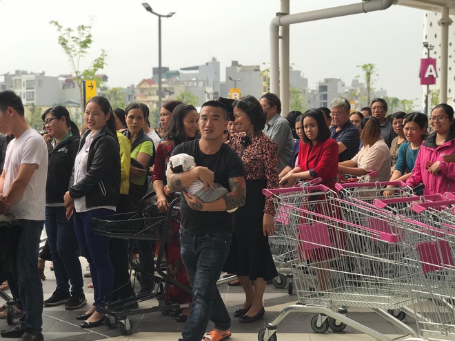 Người dân Hà Nội bỏ làm đổ xô về Aeon Mall Hà Đông trong ngày đầu khai trương - Ảnh 7.