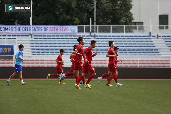 Bi hài SEA Games 30: Chủ nhà giật gấu vá vai, sân Rizal vừa cho thi đấu vừa tiếp tục sửa - Ảnh 3.