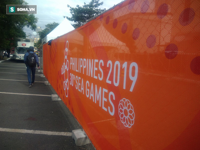 Bi hài SEA Games 30: Chủ nhà giật gấu vá vai, sân Rizal vừa cho thi đấu vừa tiếp tục sửa - Ảnh 8.