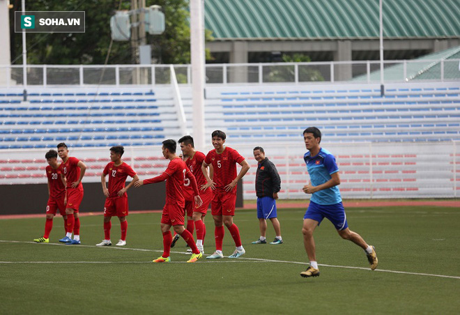 Bi hài SEA Games 30: Chủ nhà giật gấu vá vai, sân Rizal vừa cho thi đấu vừa tiếp tục sửa - Ảnh 2.