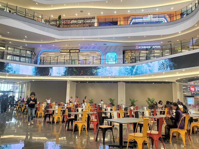 Khách tiu nghỉu vì đến Aeon Mall Hà Đông khai trương nhưng loạt cửa hàng vẫn đóng cửa - Ảnh 10.