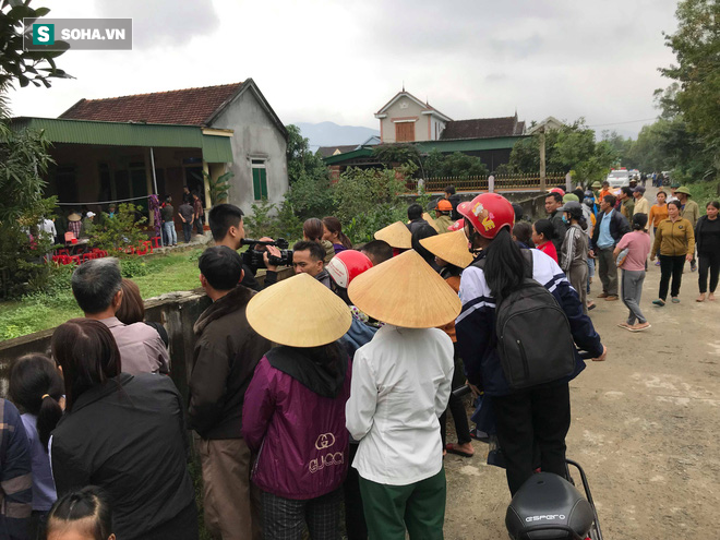 [Ảnh] Hàng nghìn người đón thi thể các nạn nhân tử vong trong thùng xe cotainer ở Anh về quê nhà Nghệ An, Hà Tĩnh - Ảnh 2.