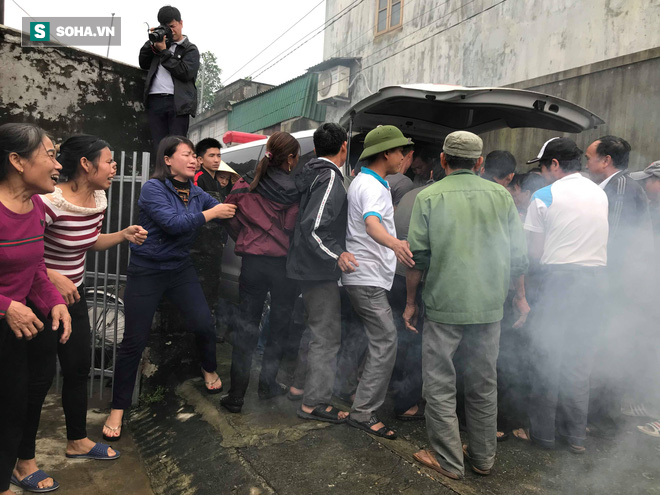 [Ảnh] Hàng nghìn người đón thi thể các nạn nhân tử vong trong thùng xe cotainer ở Anh về quê nhà Nghệ An, Hà Tĩnh - Ảnh 3.