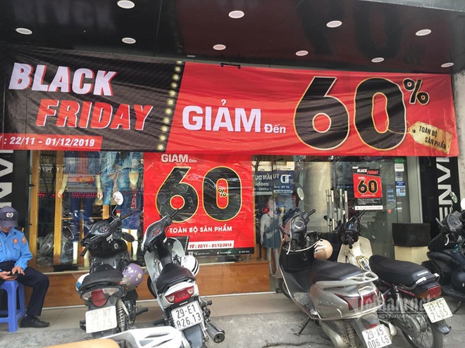 Chỉ có ở Việt Nam, hàng bánh vỉa hè tưng bừng Black Friday - Ảnh 1.