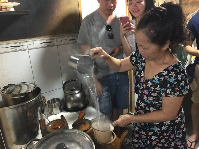 Tiết lộ khó tin của bà chủ quán cà phê 80 tuổi ở  Sài Gòn - Ảnh 3.