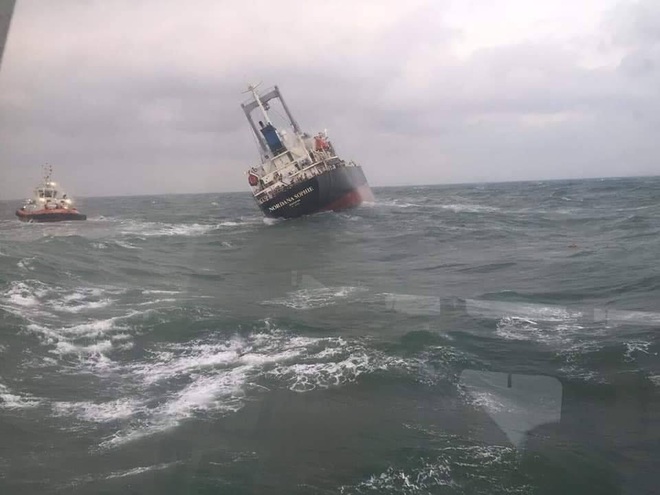 18 thuyền viên nước ngoài hốt hoảng khi tàu 9000 tấn bị thủng, nghiêng trên vùng biển Hà Tĩnh - Ảnh 1.
