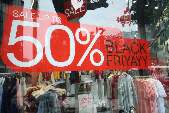 Dân văn phòng Hà Nội đổ xô săn giảm giá Black Friday - Ảnh 1.