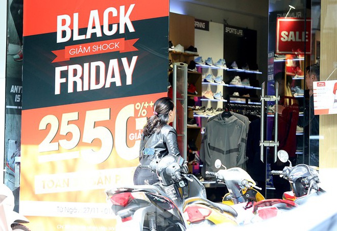 Dân văn phòng Hà Nội đổ xô săn giảm giá Black Friday - Ảnh 3.