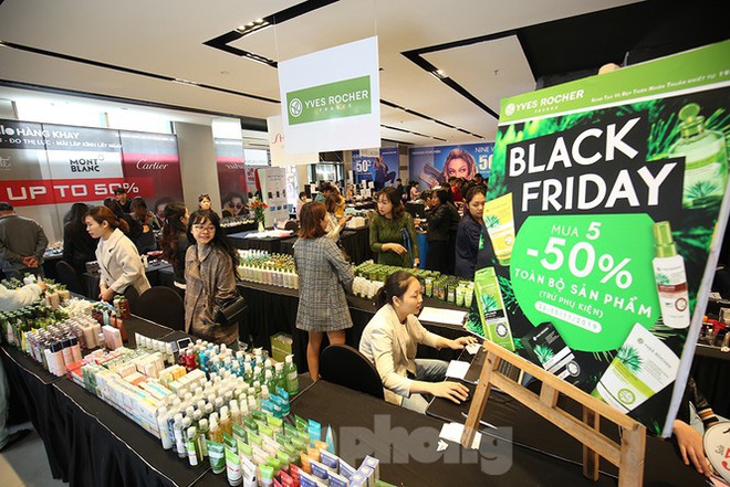 Dân văn phòng Hà Nội đổ xô săn giảm giá Black Friday - Ảnh 4.