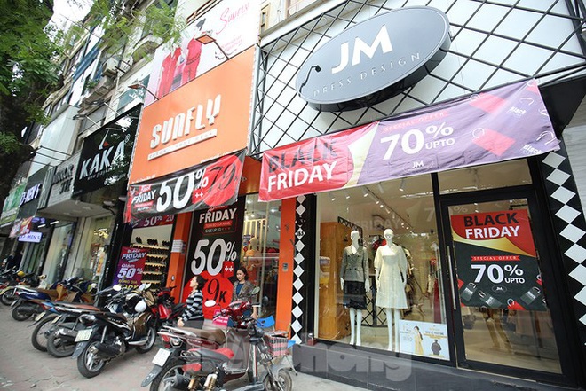 Dân văn phòng Hà Nội đổ xô săn giảm giá Black Friday - Ảnh 5.