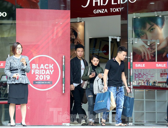 Dân văn phòng Hà Nội đổ xô săn giảm giá Black Friday - Ảnh 10.