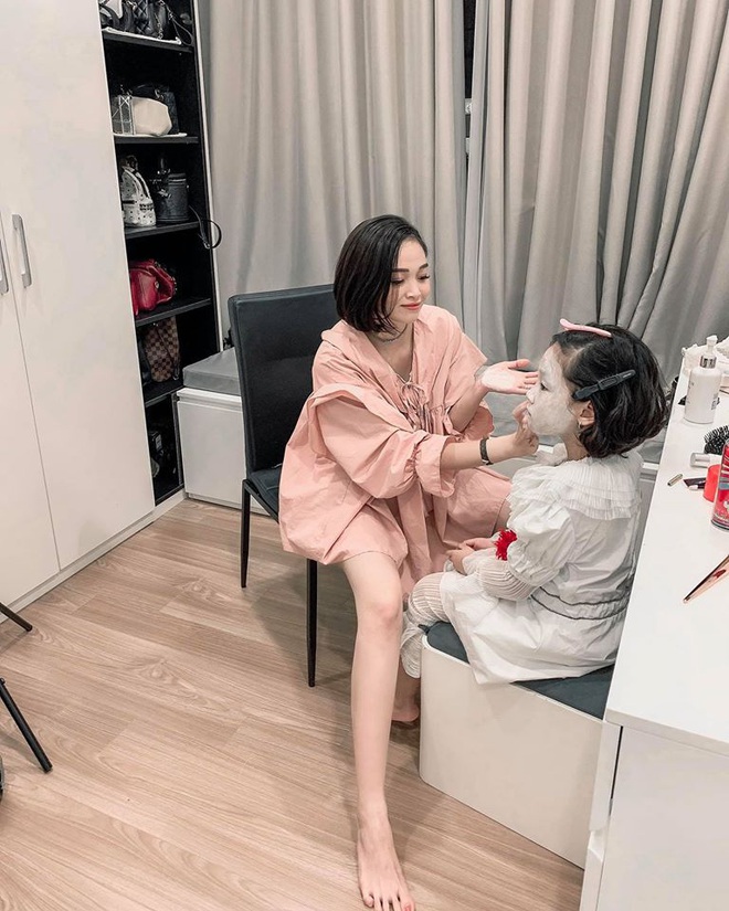 Chỉ là đứng chơi trong lúc rảnh rỗi lượn hồ Tây, hot mom Ngọc Mon khiến chị em nín lặng với chiếc siêu xe hơn 2 tỷ - Ảnh 10.