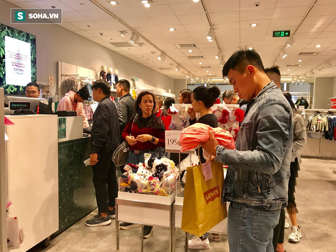 Hết thời chen lấn giành giật, hàng hiệu hạ nhiệt khó tin trong ngày Black Friday - Ảnh 7.