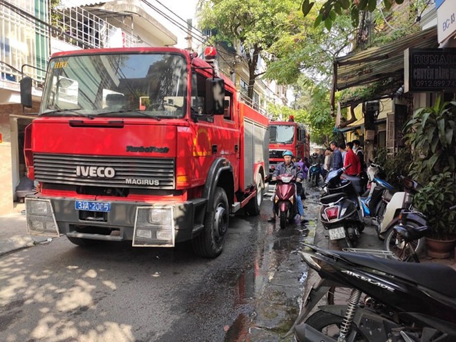 Hà Nội: Nổ bình gas gây ra cháy lớn trên phố Bùi Ngọc Dương - Ảnh 7.