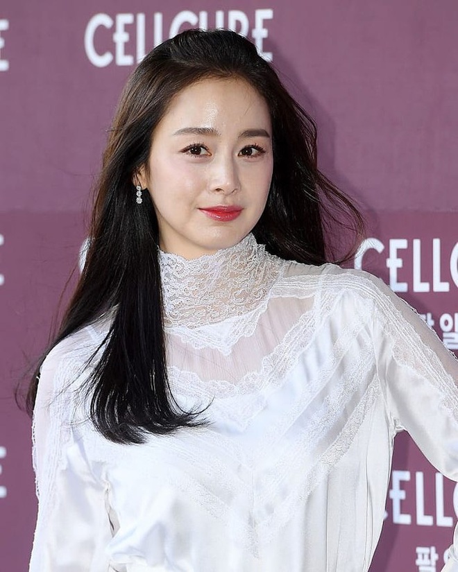 Kim Tae Hee nhan sắc và thần thái rạng ngời sau sinh con thứ 2 - Ảnh 9.