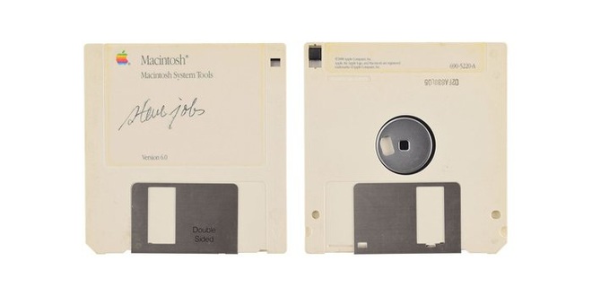Đĩa mềm có chữ ký của Steve Jobs được bán đấu giá với con số không tưởng - Ảnh 1.