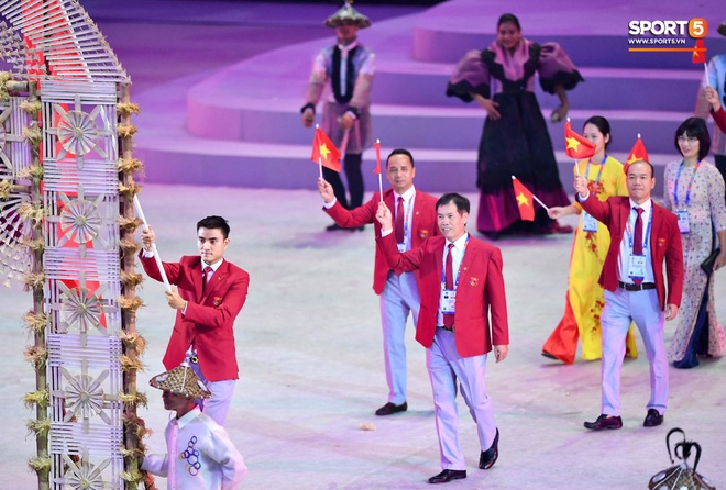 Hot boy cầm lá cờ Việt Nam tại lễ khai mạc SEA Games 30: Nhan sắc cực phẩm, huy chương vàng chỉ là chuyện nhỏ - Ảnh 2.
