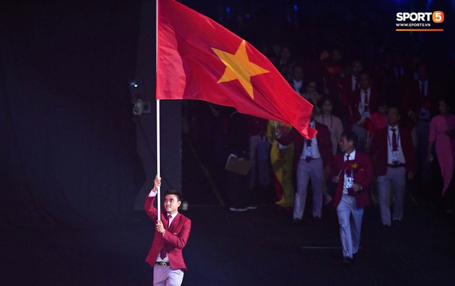 Hot boy cầm lá cờ Việt Nam tại lễ khai mạc SEA Games 30: Nhan sắc cực phẩm, huy chương vàng chỉ là chuyện nhỏ - Ảnh 3.