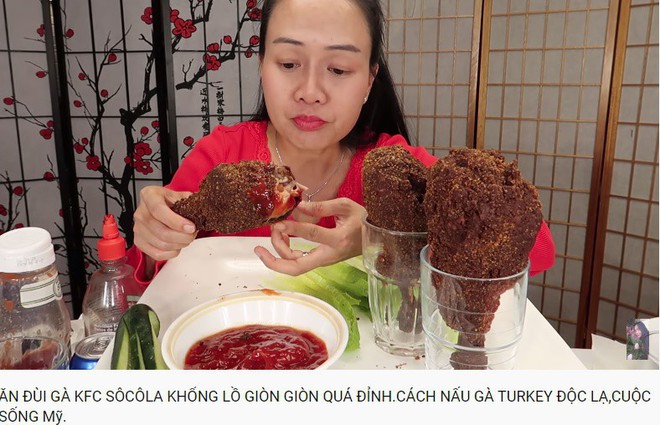 Vinh Nguyễn Thị - Vlogger cực phẩm gây sốt nhất hiện nay ăn 1 quả dâu làm clip cám ơn hơn chục người, choáng hơn khi mang mắm ruốc, tương ớt để chấm dâu - Ảnh 7.