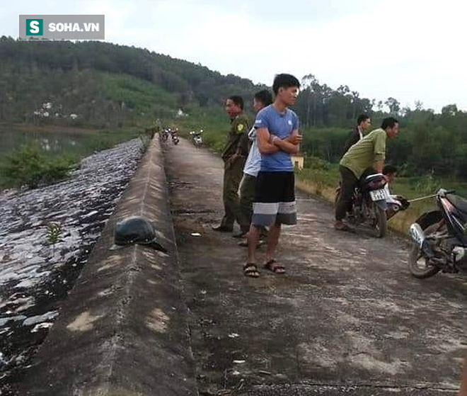 Bà nội khai nhờ cháu chở đến đập Bàu Ganh rồi xô cháu xuống đập nước tử vong - Ảnh 2.