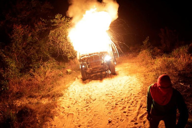 24h qua ảnh: Kiểm lâm Brazil đốt xe tải chở gỗ của lâm tặc - Ảnh 3.