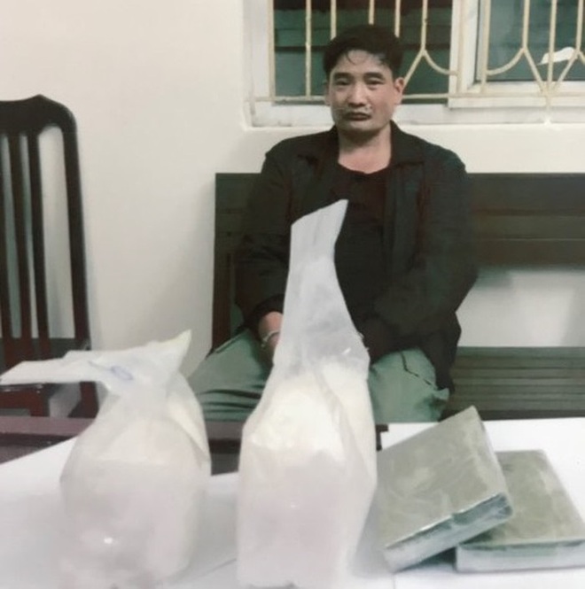 Đối tượng vận chuyển 2 bánh heroin và 2 kg ma túy đá từ Sơn La về Hà Nội bị bắt giữ - Ảnh 1.