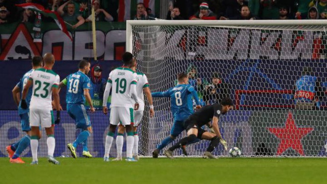 Cả năm mới có quả đá phạt ra tấm ra món, nhưng Ronaldo bị đồng đội cướp mất bàn thắng - Ảnh 3.